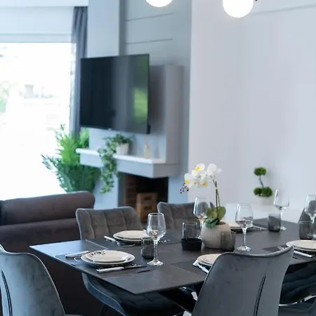 J425 2br Coastal Retreat Close To Everything! *
